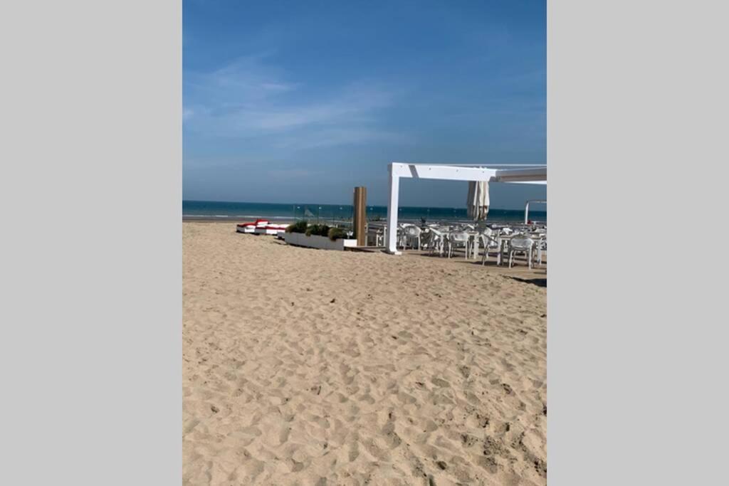 Charmant petit 2 pièces avec grande terrasse Benerville-sur-Mer Extérieur photo